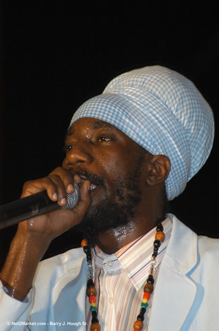 Sizzla - Red Stripe Reggae Sumfest 2005 - Dancehall Night - July 21th, 2005 - Negril Travel Guide, Negril Jamaica WI - http://www.negriltravelguide.com - info@negriltravelguide.com...!