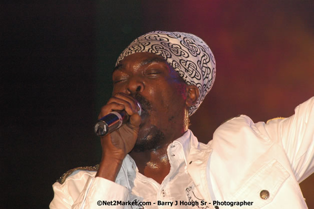 Anthony B - Explosion - Red Stripe Reggae Sumfest 2007 - Thursday, July 19, 2007 - Red Stripe Reggae Sumfest 2007 at Catherine Hall, Montego Bay, St James, Jamaica W.I. - Negril Travel Guide, Negril Jamaica WI - http://www.negriltravelguide.com - info@negriltravelguide.com...!