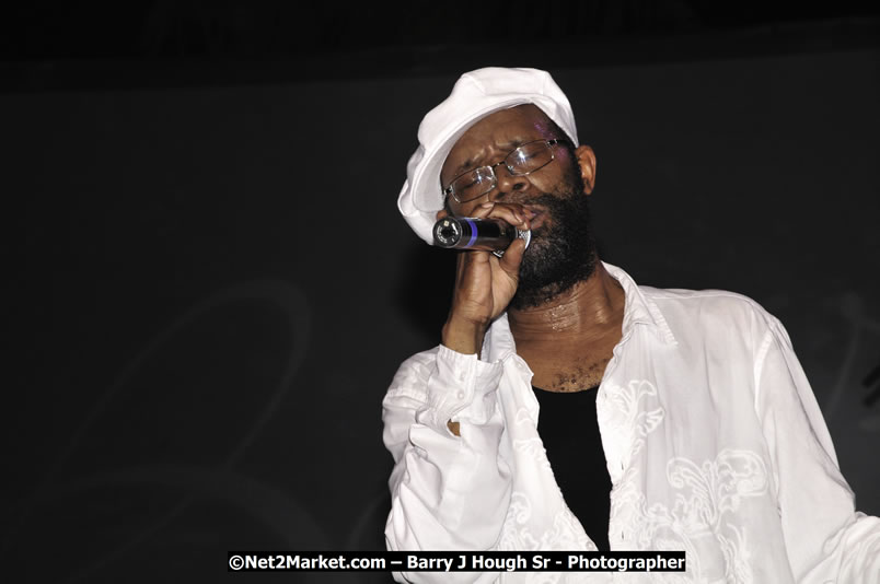 Beres Hammond @ Red Stripe Reggae Sumfest 2008 International Night 2, Catherine Hall, Montego Bay - Saturday, July 19, 2008 - Reggae Sumfest 2008 July 13 - July 19, 2008 - Photographs by Net2Market.com - Barry J. Hough Sr. Photojournalist/Photograper - Photographs taken with a Nikon D300 - Negril Travel Guide, Negril Jamaica WI - http://www.negriltravelguide.com - info@negriltravelguide.com...!