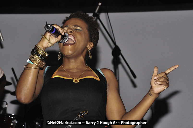 Etana @ Red Stripe Reggae Sumfest 2008 International Night 2, Catherine Hall, Montego Bay - Saturday, July 19, 2008 - Reggae Sumfest 2008 July 13 - July 19, 2008 - Photographs by Net2Market.com - Barry J. Hough Sr. Photojournalist/Photograper - Photographs taken with a Nikon D300 - Negril Travel Guide, Negril Jamaica WI - http://www.negriltravelguide.com - info@negriltravelguide.com...!