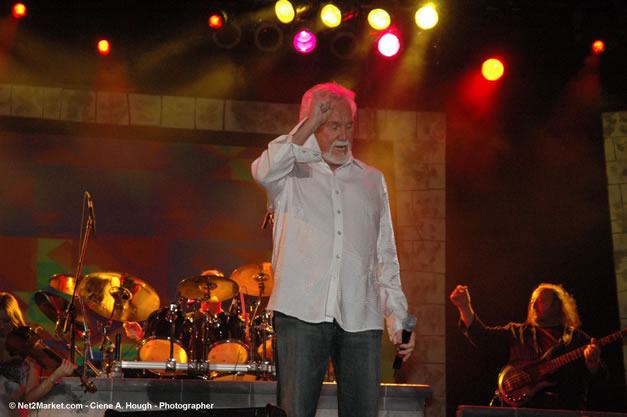 Kenny Rogers @ The Aqueduct on Rose Hall - Friday, January 26, 2007 - 10th Anniversary - Air Jamaica Jazz & Blues Festival 2007 - The Art of Music - Tuesday, January 23 - Saturday, January 27, 2007, The Aqueduct on Rose Hall, Montego Bay, Jamaica - Negril Travel Guide, Negril Jamaica WI - http://www.negriltravelguide.com - info@negriltravelguide.com...!