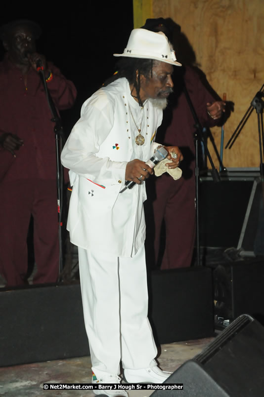 Bunny Wailer & King Yellowman at Bourbon Beach - Monday, February 25, 2008 - Bourbin Beach Restaurant, Bar, Oceanfront Accommodatioins, Live Reggae Music & Disco, Norman Manley Boulevard, Negril, Westmoreland, Jamaica W.I. - Photographs by Net2Market.com - Barry J. Hough Sr, Photographer - Negril Travel Guide, Negril Jamaica WI - http://www.negriltravelguide.com - info@negriltravelguide.com...!