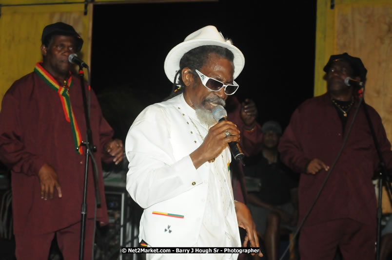 Bunny Wailer & King Yellowman at Bourbon Beach - Monday, February 25, 2008 - Bourbin Beach Restaurant, Bar, Oceanfront Accommodatioins, Live Reggae Music & Disco, Norman Manley Boulevard, Negril, Westmoreland, Jamaica W.I. - Photographs by Net2Market.com - Barry J. Hough Sr, Photographer - Negril Travel Guide, Negril Jamaica WI - http://www.negriltravelguide.com - info@negriltravelguide.com...!