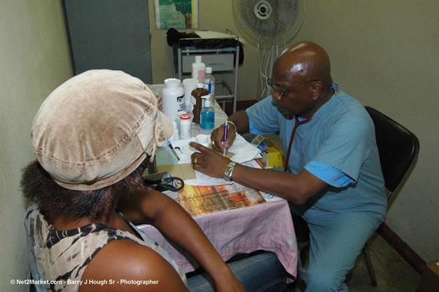 Petersfield Clinic - Caribbean Medical Mission, Thursday, October 19, 2006 - Negril Travel Guide, Negril Jamaica WI - http://www.negriltravelguide.com - info@negriltravelguide.com...!