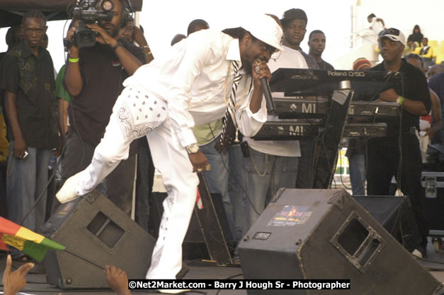 Beenie Man - Cure Fest 2007 - Longing For Concert at Trelawny Multi Purpose Stadium, Trelawny, Jamaica - Sunday, October 14, 2007 - Cure Fest 2007 October 12th-14th, 2007 Presented by Danger Promotions, Iyah Cure Promotions, and Brass Gate Promotions - Alison Young, Publicist - Photographs by Net2Market.com - Barry J. Hough Sr, Photographer - Negril Travel Guide, Negril Jamaica WI - http://www.negriltravelguide.com - info@negriltravelguide.com...!