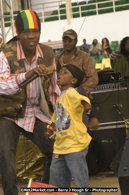 Beenie Man - Cure Fest 2007 - Longing For Concert at Trelawny Multi Purpose Stadium, Trelawny, Jamaica - Sunday, October 14, 2007 - Cure Fest 2007 October 12th-14th, 2007 Presented by Danger Promotions, Iyah Cure Promotions, and Brass Gate Promotions - Alison Young, Publicist - Photographs by Net2Market.com - Barry J. Hough Sr, Photographer - Negril Travel Guide, Negril Jamaica WI - http://www.negriltravelguide.com - info@negriltravelguide.com...!