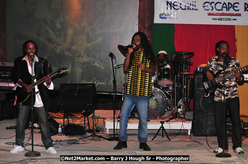 Beenie Man - Live in Concert, plus Hiyah Grade Band @ The Sunset Show @ Negril Escape Resort and Spa, Tuesday, February 3, 2009 - Live Reggae Music at Negril Escape - Tuesday Nights 6:00PM to 10:00 PM - One Love Drive, West End, Negril, Westmoreland, Jamaica W.I. - Photographs by Net2Market.com - Barry J. Hough Sr, Photographer/Photojournalist - The Negril Travel Guide - Negril's and Jamaica's Number One Concert Photography Web Site with over 40,000 Jamaican Concert photographs Published -  Negril Travel Guide, Negril Jamaica WI - http://www.negriltravelguide.com - info@negriltravelguide.com...!