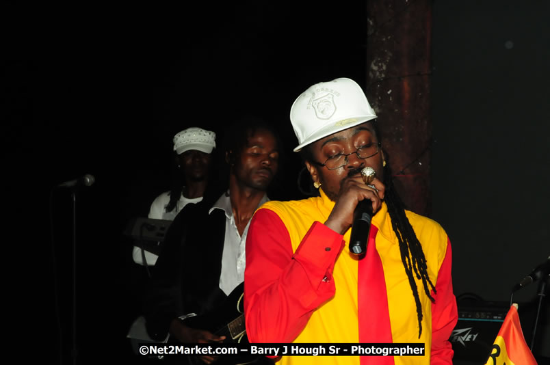 Beenie Man - Live in Concert, plus Hiyah Grade Band @ The Sunset Show @ Negril Escape Resort and Spa, Tuesday, February 3, 2009 - Live Reggae Music at Negril Escape - Tuesday Nights 6:00PM to 10:00 PM - One Love Drive, West End, Negril, Westmoreland, Jamaica W.I. - Photographs by Net2Market.com - Barry J. Hough Sr, Photographer/Photojournalist - The Negril Travel Guide - Negril's and Jamaica's Number One Concert Photography Web Site with over 40,000 Jamaican Concert photographs Published -  Negril Travel Guide, Negril Jamaica WI - http://www.negriltravelguide.com - info@negriltravelguide.com...!