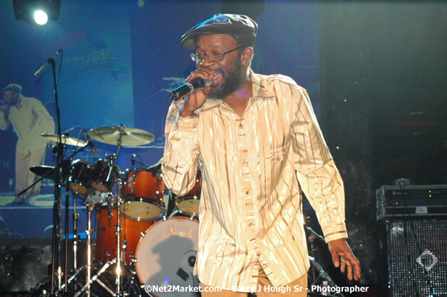 Beres Hammond - Red Stripe Reggae Sumfest 2007 - Zenith - Saturday, July 21, 2007 - Catherine Hall, Montego Bay, St James, Jamaica W.I. - Negril Travel Guide, Negril Jamaica WI - http://www.negriltravelguide.com - info@negriltravelguide.com...!