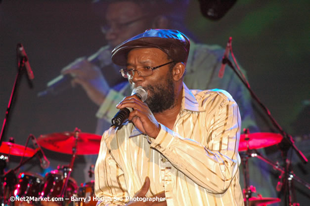 Beres Hammond - Red Stripe Reggae Sumfest 2007 - Zenith - Saturday, July 21, 2007 - Catherine Hall, Montego Bay, St James, Jamaica W.I. - Negril Travel Guide, Negril Jamaica WI - http://www.negriltravelguide.com - info@negriltravelguide.com...!