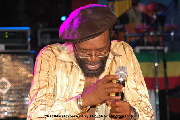 Beres Hammond - Red Stripe Reggae Sumfest 2007 - Zenith - Saturday, July 21, 2007 - Catherine Hall, Montego Bay, St James, Jamaica W.I. - Negril Travel Guide, Negril Jamaica WI - http://www.negriltravelguide.com - info@negriltravelguide.com...!