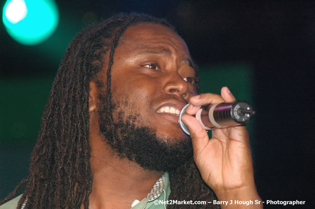 Dwayne Stephenson - Red Stripe Reggae Sumfest 2007 - Zenith - Saturday, July 21, 2007 - Catherine Hall, Montego Bay, St James, Jamaica W.I. - Negril Travel Guide, Negril Jamaica WI - http://www.negriltravelguide.com - info@negriltravelguide.com...!