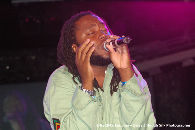 Dwayne Stephenson - Red Stripe Reggae Sumfest 2007 - Zenith - Saturday, July 21, 2007 - Catherine Hall, Montego Bay, St James, Jamaica W.I. - Negril Travel Guide, Negril Jamaica WI - http://www.negriltravelguide.com - info@negriltravelguide.com...!