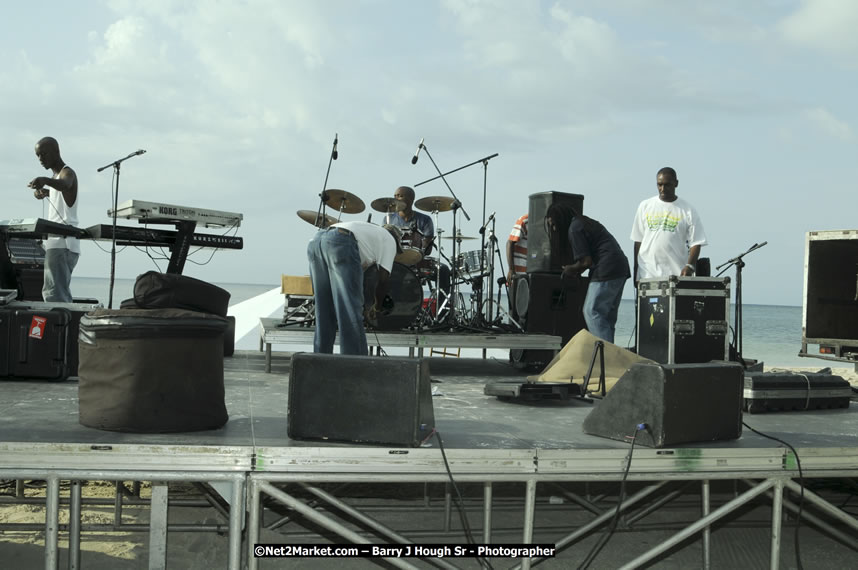 Reggae Sumfest Beach Party at Tropical Beach, Montego Bay - Sunday, July 13, 2008 - Negril Travel Guide, Negril Jamaica WI - http://www.negriltravelguide.com - info@negriltravelguide.com...!