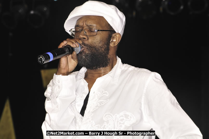 Beres Hammond @ Red Stripe Reggae Sumfest 2008 International Night 2, Catherine Hall, Montego Bay - Saturday, July 19, 2008 - Reggae Sumfest 2008 July 13 - July 19, 2008 - Photographs by Net2Market.com - Barry J. Hough Sr. Photojournalist/Photograper - Photographs taken with a Nikon D300 - Negril Travel Guide, Negril Jamaica WI - http://www.negriltravelguide.com - info@negriltravelguide.com...!