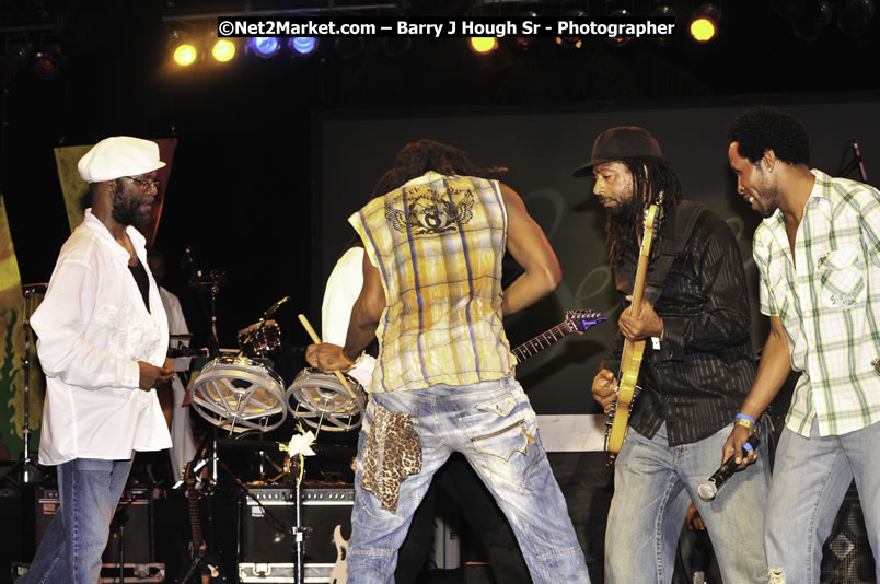 Beres Hammond @ Red Stripe Reggae Sumfest 2008 International Night 2, Catherine Hall, Montego Bay - Saturday, July 19, 2008 - Reggae Sumfest 2008 July 13 - July 19, 2008 - Photographs by Net2Market.com - Barry J. Hough Sr. Photojournalist/Photograper - Photographs taken with a Nikon D300 - Negril Travel Guide, Negril Jamaica WI - http://www.negriltravelguide.com - info@negriltravelguide.com...!