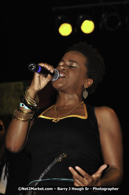 Etana @ Red Stripe Reggae Sumfest 2008 International Night 2, Catherine Hall, Montego Bay - Saturday, July 19, 2008 - Reggae Sumfest 2008 July 13 - July 19, 2008 - Photographs by Net2Market.com - Barry J. Hough Sr. Photojournalist/Photograper - Photographs taken with a Nikon D300 - Negril Travel Guide, Negril Jamaica WI - http://www.negriltravelguide.com - info@negriltravelguide.com...!