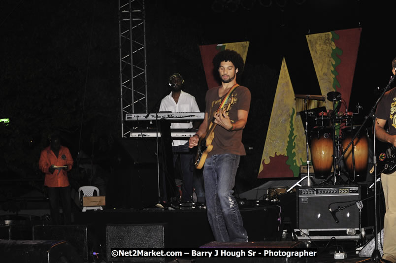 Rootz Underground @ Red Stripe Reggae Sumfest 2008 International Night 2, Catherine Hall, Montego Bay - Saturday, July 19, 2008 - Reggae Sumfest 2008 July 13 - July 19, 2008 - Photographs by Net2Market.com - Barry J. Hough Sr. Photojournalist/Photograper - Photographs taken with a Nikon D300 - Negril Travel Guide, Negril Jamaica WI - http://www.negriltravelguide.com - info@negriltravelguide.com...!