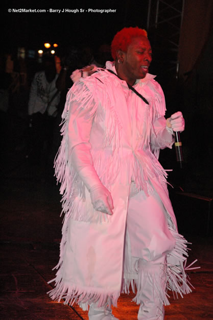 Elephant Man - Red Stripe Reggae Sumfest 2006 - Stormfront - The Blazing Dance Hall Night - Thursday, July 20, 2006 - Catherine Hall Venue - Montego Bay, Jamaica - Negril Travel Guide, Negril Jamaica WI - http://www.negriltravelguide.com - info@negriltravelguide.com...!