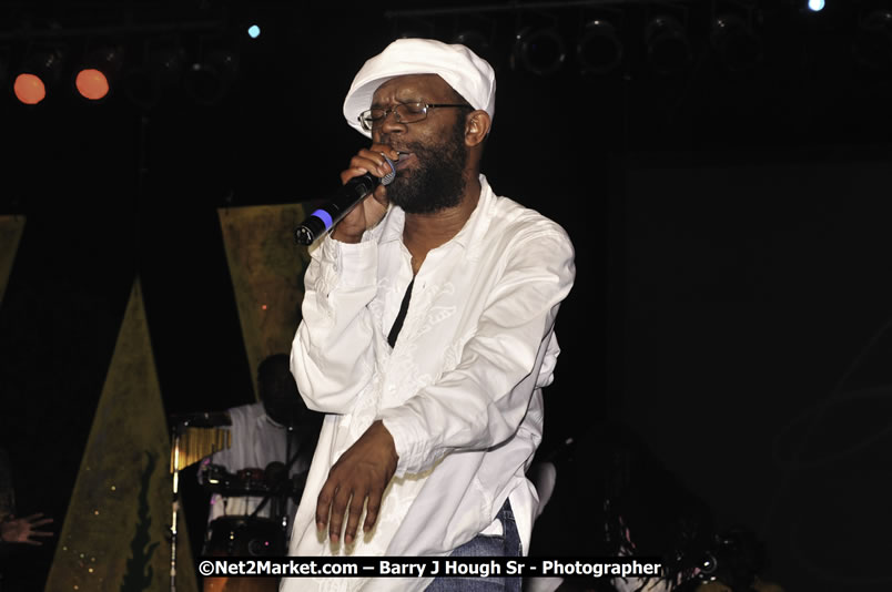 Beres Hammond @ Reggae Sumfest 2008 International Night 2, Catherine Hall, Montego Bay - Saturday, July 19, 2008 - Reggae Sumfest 2008 July 13 - July 19, 2008 - Photographs by Net2Market.com - Barry J. Hough Sr. Photojournalist/Photograper - Photographs taken with a Nikon D300 - Negril Travel Guide, Negril Jamaica WI - http://www.negriltravelguide.com - info@negriltravelguide.com...!