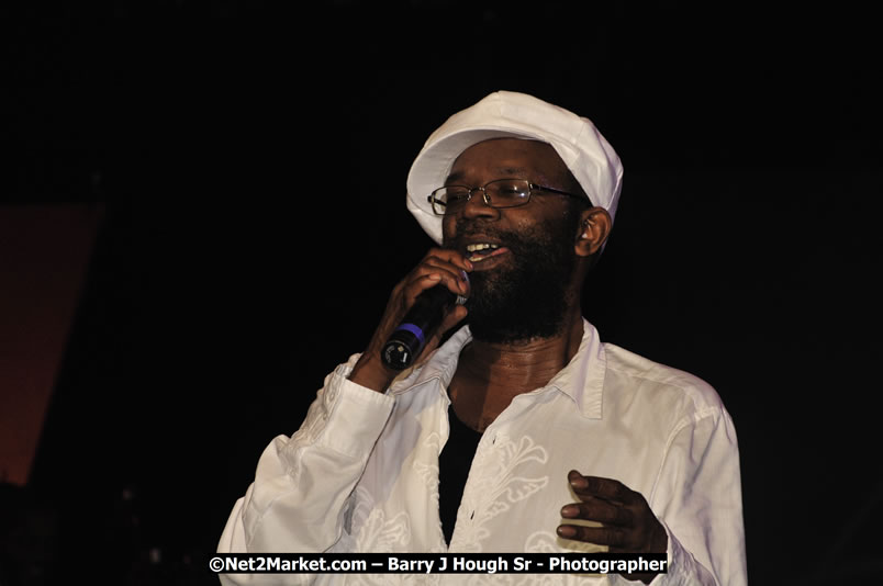 Beres Hammond @ Reggae Sumfest 2008 International Night 2, Catherine Hall, Montego Bay - Saturday, July 19, 2008 - Reggae Sumfest 2008 July 13 - July 19, 2008 - Photographs by Net2Market.com - Barry J. Hough Sr. Photojournalist/Photograper - Photographs taken with a Nikon D300 - Negril Travel Guide, Negril Jamaica WI - http://www.negriltravelguide.com - info@negriltravelguide.com...!