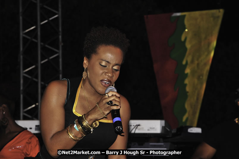 Etana @ Reggae Sumfest 2008 International Night 2, Catherine Hall, Montego Bay - Saturday, July 19, 2008 - Reggae Sumfest 2008 July 13 - July 19, 2008 - Photographs by Net2Market.com - Barry J. Hough Sr. Photojournalist/Photograper - Photographs taken with a Nikon D300 - Negril Travel Guide, Negril Jamaica WI - http://www.negriltravelguide.com - info@negriltravelguide.com...!