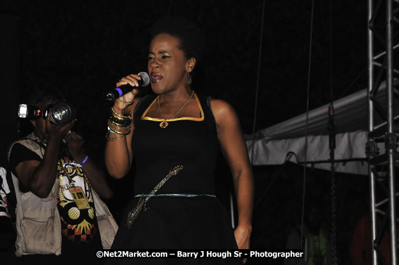 Etana @ Reggae Sumfest 2008 International Night 2, Catherine Hall, Montego Bay - Saturday, July 19, 2008 - Reggae Sumfest 2008 July 13 - July 19, 2008 - Photographs by Net2Market.com - Barry J. Hough Sr. Photojournalist/Photograper - Photographs taken with a Nikon D300 - Negril Travel Guide, Negril Jamaica WI - http://www.negriltravelguide.com - info@negriltravelguide.com...!