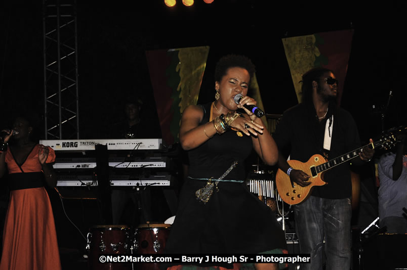 Etana @ Reggae Sumfest 2008 International Night 2, Catherine Hall, Montego Bay - Saturday, July 19, 2008 - Reggae Sumfest 2008 July 13 - July 19, 2008 - Photographs by Net2Market.com - Barry J. Hough Sr. Photojournalist/Photograper - Photographs taken with a Nikon D300 - Negril Travel Guide, Negril Jamaica WI - http://www.negriltravelguide.com - info@negriltravelguide.com...!