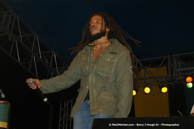 The Marley Brother's - Damian, Stephen, Julian, and Kimani - Smile Jamaica, Nine Miles, St Anns, Jamaica - Saturday, February 10, 2007 - The Smile Jamaica Concert, a symbolic homecoming in Bob Marley's birthplace of Nine Miles - Negril Travel Guide, Negril Jamaica WI - http://www.negriltravelguide.com - info@negriltravelguide.com...!