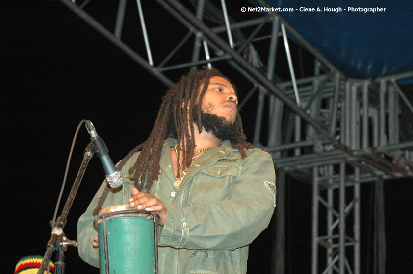 The Marley Brother's - Damian, Stephen, Julian, and Kimani - Smile Jamaica, Nine Miles, St Anns, Jamaica - Saturday, February 10, 2007 - The Smile Jamaica Concert, a symbolic homecoming in Bob Marley's birthplace of Nine Miles - Negril Travel Guide, Negril Jamaica WI - http://www.negriltravelguide.com - info@negriltravelguide.com...!