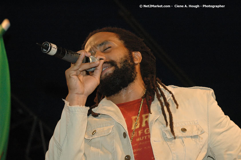 The Marley Brother's - Damian, Stephen, Julian, and Kimani - Smile Jamaica, Nine Miles, St Anns, Jamaica - Saturday, February 10, 2007 - The Smile Jamaica Concert, a symbolic homecoming in Bob Marley's birthplace of Nine Miles - Negril Travel Guide, Negril Jamaica WI - http://www.negriltravelguide.com - info@negriltravelguide.com...!