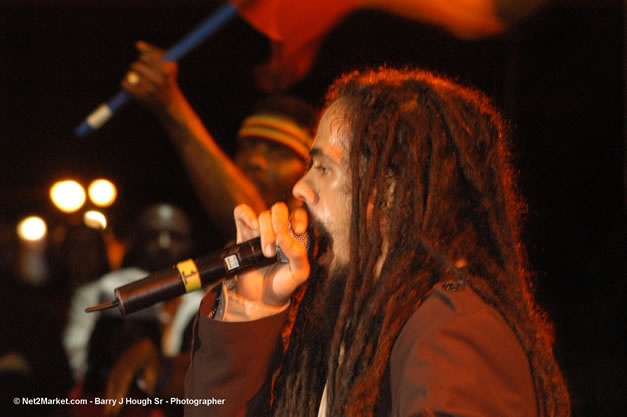 Damian Marley - Red Stripe Reggae Sumfest 2006 - The Summit - Jamaica's Greatest, The World's Best - Saturday, July 22, 2006 - Montego Bay, Jamaica - Negril Travel Guide, Negril Jamaica WI - http://www.negriltravelguide.com - info@negriltravelguide.com...!