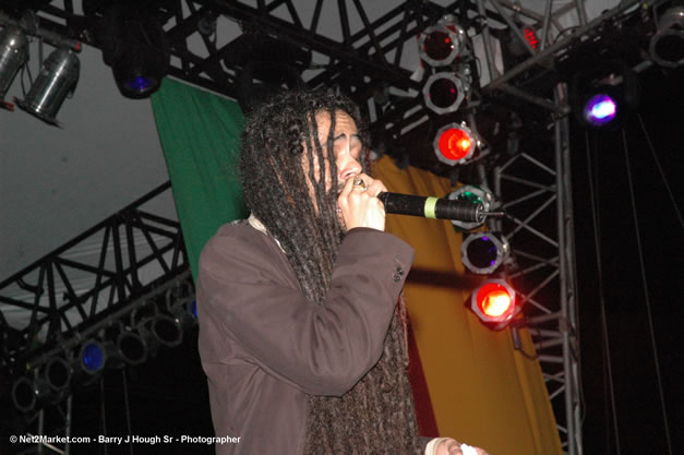 Damian Marley - Red Stripe Reggae Sumfest 2006 - The Summit - Jamaica's Greatest, The World's Best - Saturday, July 22, 2006 - Montego Bay, Jamaica - Negril Travel Guide, Negril Jamaica WI - http://www.negriltravelguide.com - info@negriltravelguide.com...!