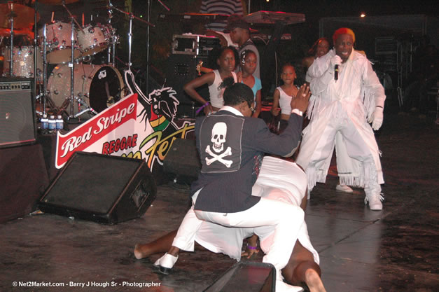 Elephant Man - Red Stripe Reggae Sumfest 2006 - Stormfront - The Blazing Dance Hall Night - Thursday, July 20, 2006 - Catherine Hall Venue - Montego Bay, Jamaica - Negril Travel Guide, Negril Jamaica WI - http://www.negriltravelguide.com - info@negriltravelguide.com...!