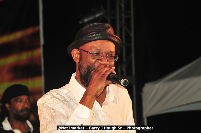 Beres Hammond @ Unite The People An International Reggae Fest, Featuring: Beres Hammond, Coco T, Queen Ifrica, Khalil, Cameal Davis, Iley Dread, Rochelle, Geoffrey Star, Ras Penco, Kool DeLoy, Otis Gayle, J.McKay, Tiney Winey, Venue at Norman Manley Boulevard, Negril, Westmoreland, Jamaica - Saturday, April 4, 2009 - Photographs by Net2Market.com - Barry J. Hough Sr, Photographer/Photojournalist - Negril Travel Guide, Negril Jamaica WI - http://www.negriltravelguide.com - info@negriltravelguide.com...!