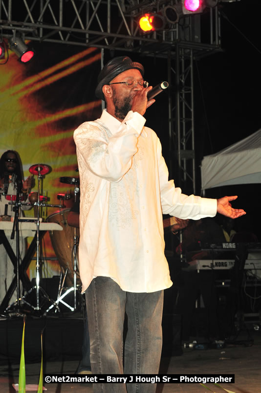 Beres Hammond @ Unite The People An International Reggae Fest, Featuring: Beres Hammond, Coco T, Queen Ifrica, Khalil, Cameal Davis, Iley Dread, Rochelle, Geoffrey Star, Ras Penco, Kool DeLoy, Otis Gayle, J.McKay, Tiney Winey, Venue at Norman Manley Boulevard, Negril, Westmoreland, Jamaica - Saturday, April 4, 2009 - Photographs by Net2Market.com - Barry J. Hough Sr, Photographer/Photojournalist - Negril Travel Guide, Negril Jamaica WI - http://www.negriltravelguide.com - info@negriltravelguide.com...!